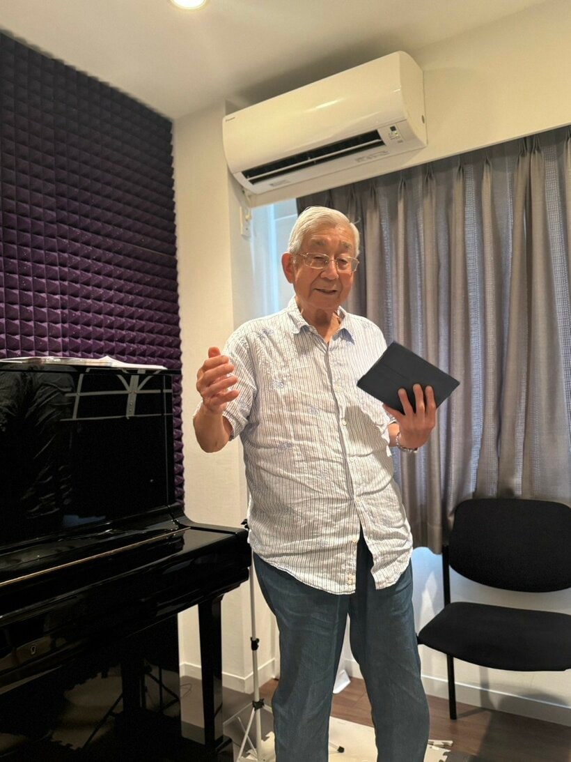初めてのコンサートに向けて、都内の事務所で練習に励む高嶋弘之さん（本人提供）