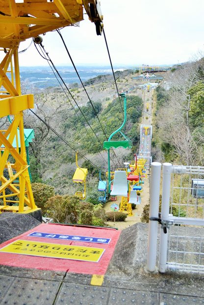 鉢伏山の山頂と遊具などがある旗振山の山頂とを結ぶ須磨浦観光リフト。ちょっと怖そう