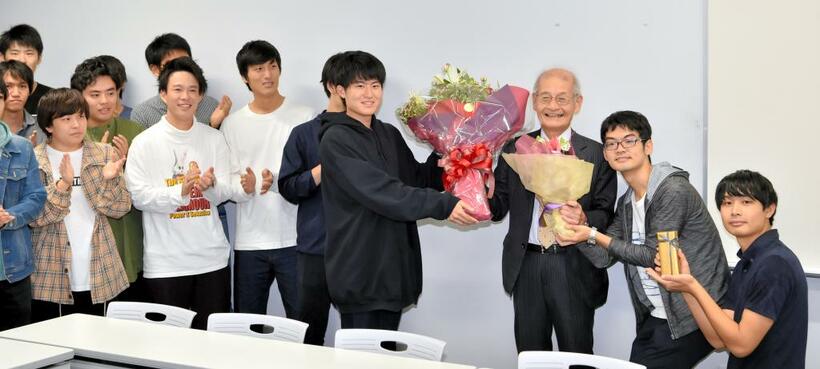 学生たちから花束を贈られた吉野彰さん＝10月14日、名古屋市の名城大　（ｃ）朝日新聞社