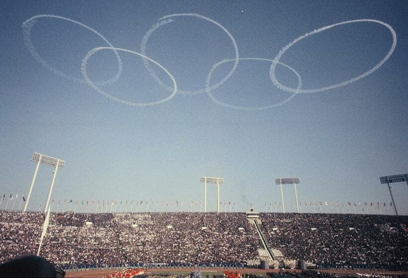 １９６４年の開会式当日、国立競技場上空に、航空自衛隊の「ブルーインパルス」が五輪の輪を描いた　（ｃ）朝日新聞社