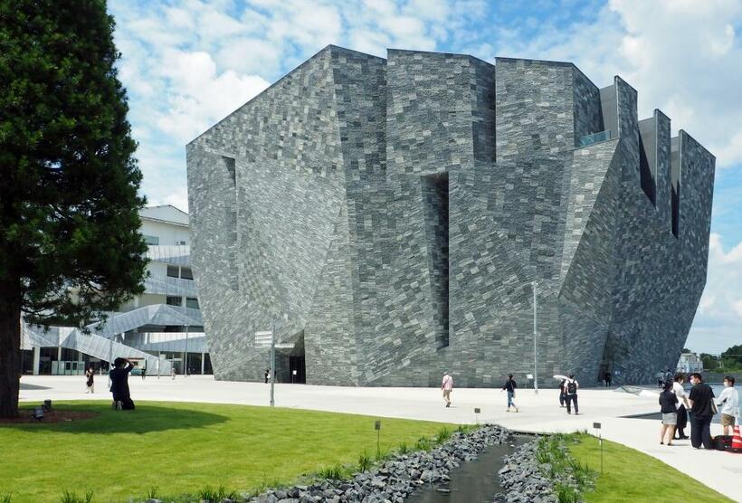 角川武蔵野ミュージアム／２０２０年１１月グランドオープン予定。ここでは武蔵野台地という立地と「石」という素材に着目。外壁に花崗岩の板材２万枚を貼り付け、地形そのものが建築になったような荒々しさを表現している（ｃ）朝日新聞社