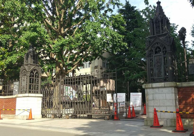 東京・渋谷にある青山学院大学青山キャンパス。コロナ禍で入構制限中だ（撮影／吉崎洋夫）