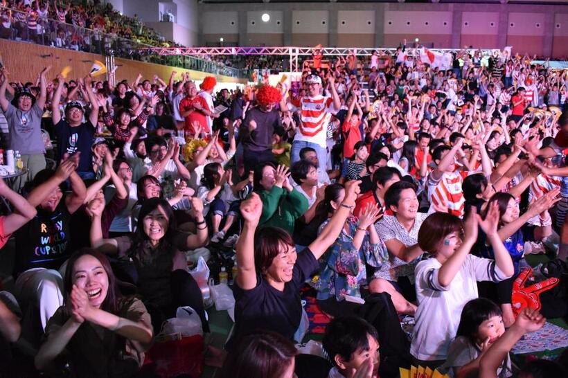 全国各地のファンゾーンで盛り上がりを見せた今大会。開催都市だけに頼らない仕掛けが東京五輪でも求められる　（ｃ）朝日新聞社