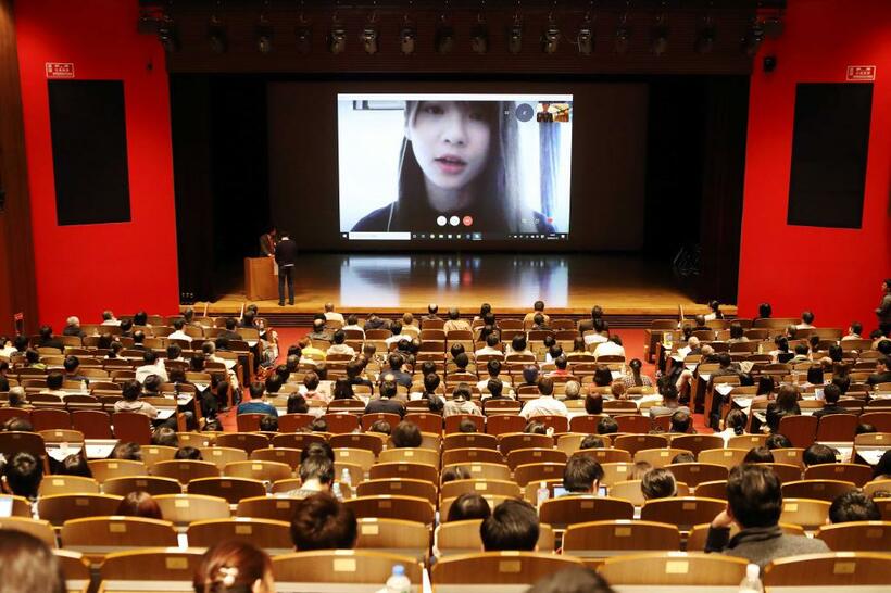 会場には学生、社会人、研究者ら265人の聴衆が集まった(撮影／加藤夏子)