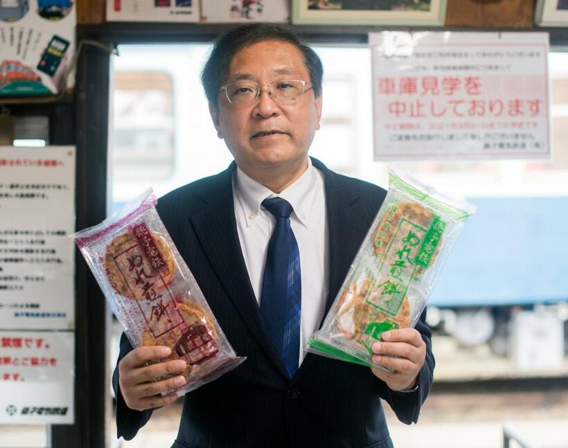 ぬれ煎餅を手に持つ銚子電鉄の竹本勝紀社長。座右の銘は、「疾風に勁草を知る」だ（ｃ）朝日新聞社