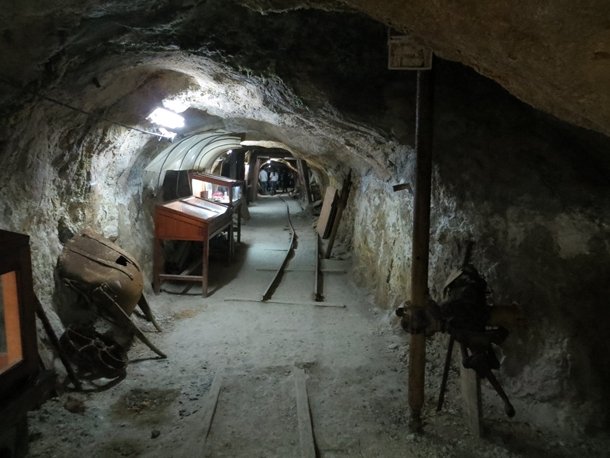 オルロ　　鉱山博物館見学ツアーに参加し、長い階段を下りて深く潜っていくと、広い坑道に出た。昔の坑内の写真や古い道具、鉱物などが展示されている。