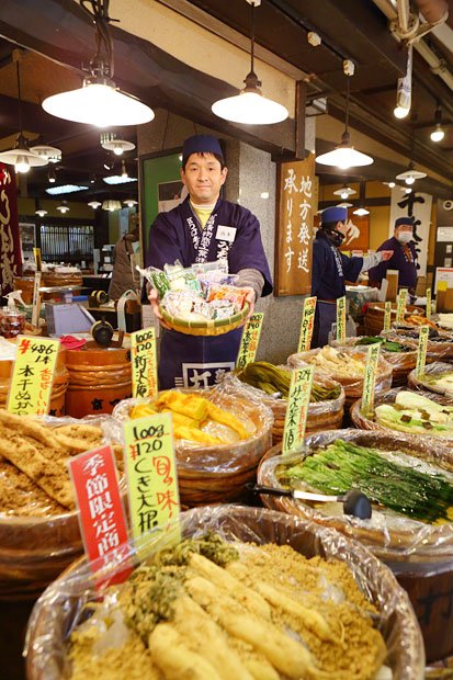 紫漬け、すぐき、みぶ菜……京都・錦市場には、数え切れない種類の漬物が揃っている（撮影／写真部・松永卓也）