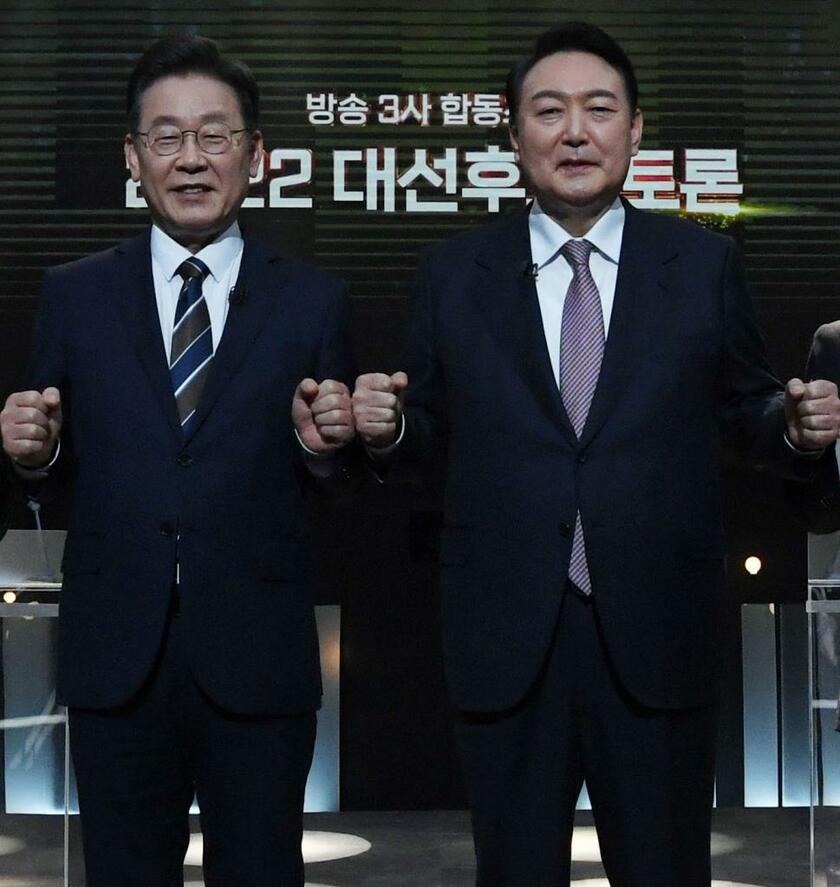 昨年の大統領選の時の李在明氏（左）と尹錫悦氏＝２０２２年２月