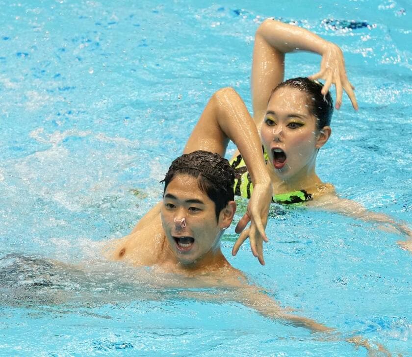 世界水泳選手権のASミックスデュエット・テクニカルルーティンで金メダルを獲得した佐藤陽太郎（手前）と姉の友花（奥）