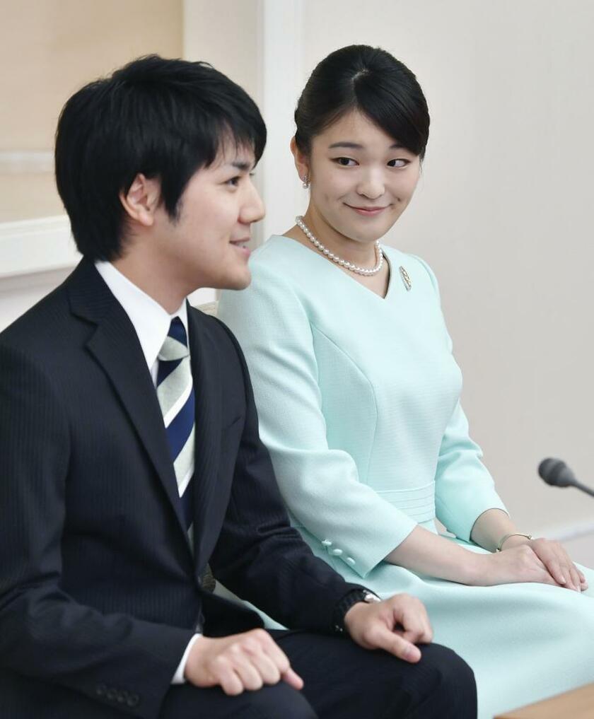 婚約内定の記者会見をした時の眞子さまと小室圭さん　（ｃ）朝日新聞社