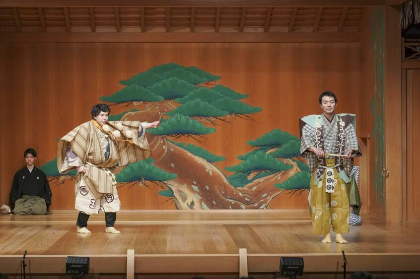 狂言を披露した野村太一郎(左)(C)吉本興業
