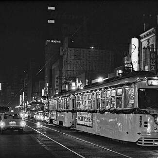 都電よごくろうさまでした！」 渋滞頻発の51年前「北千住」を走り抜け 