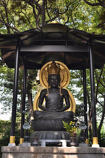 目黒不動の本堂裏には大日如来像が