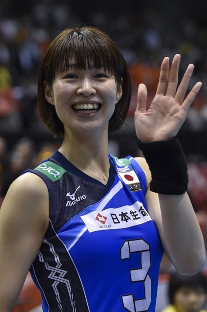 五輪予選の最終戦を勝利で締めくくり、笑顔でファンに手を振る木村沙織（写真:Getty Images）