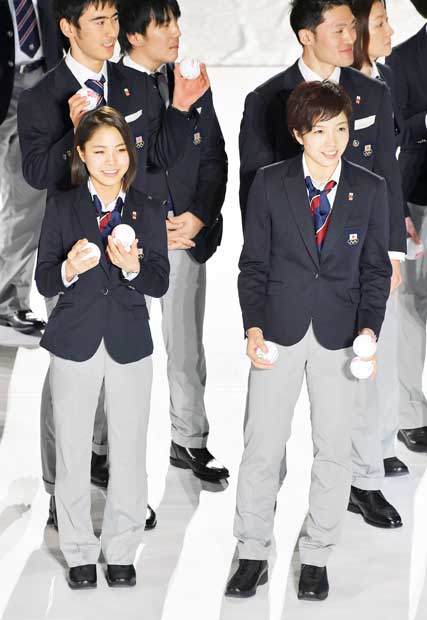 平昌オリンピックで日本選手団が着用する公式服装として、ＡＯＫＩが製作した。日本製の素材や縫製にこだわり、上着のデ ザイン（シングル・ダブル）、パンツのシルエットは選手自身が選択可能＝１月２４日、日本選手団結団式でスキー・ジャン プの高梨沙羅（前列左）、スピードスケートの小平奈緒（同右）らが着用（撮影／伊ケ崎忍）