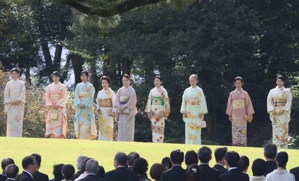〈園遊会のにぎわい〉瑶子さま「金髪ピンクメッシュ」と友禅の美しい調和　彬子さまの「みごとな帯留め」　華子さま「格調高い松菱の帯」にうっとり