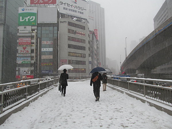 大雪時の渋谷駅前。いざという時の雪靴対策は万全ですか？