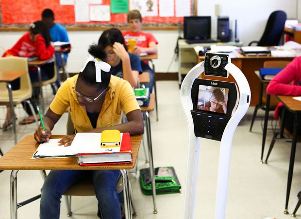 教室にもロボット　生徒は自宅で操作病気で通学できない生徒は自宅でパソコンを開いてロボットを操縦。ロボットが校内を回ることで、授業を受けたり、仲間の様子をカメラを通して知ったりできる（写真：ＶＧｏ提供）