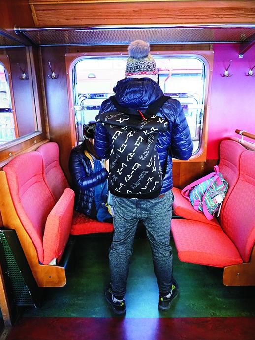 フロム鉄道の車内。ヒューマンなリュックを背負っているのが何の遠慮もなくカメラを突き出した前席の乗客。ヒューマンとは人間、人間の、人間らしい、という意味なのだが
<br />