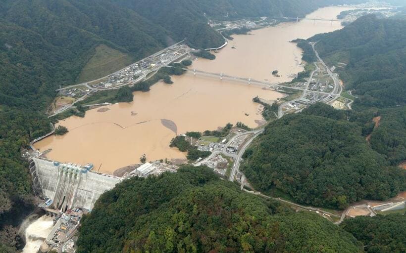 台風19号の大雨で満水になった八ツ場ダム。たまたま試験貯水中で、想定より多くの水を蓄えることができた＝10月16日 (c)朝日新聞社