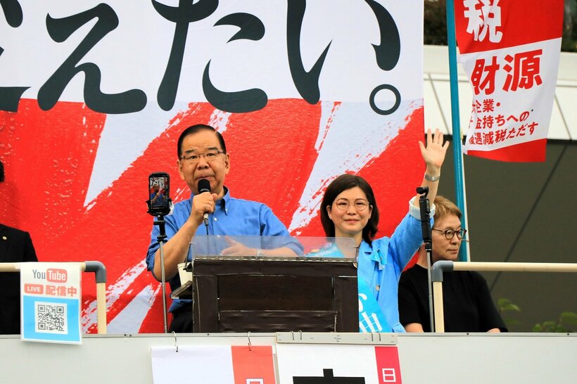 応援入りした共産党の志位和夫議長（左）と候補の浅香由香氏（撮影/川口穣）