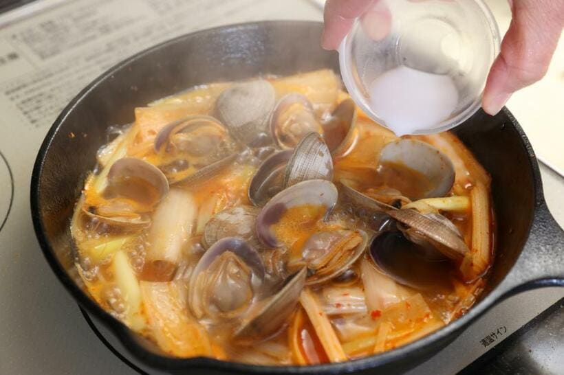 仕上げに水溶き片栗粉を回しかけ、混ぜ合わせてスープにとろみを付ける。（撮影／写真映像部・松永卓也）