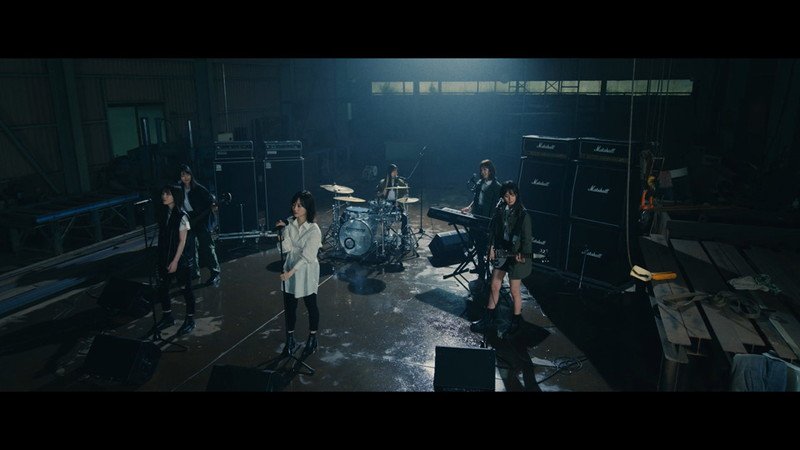 乃木坂46、新曲「泥だらけ」MV公開　齋藤飛鳥らがメンバーのバンド編成曲
