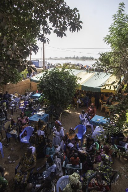 披露宴会場は、教会隣の店「シギ」。新郎が父より引き継いだレストラン・バーだ。参列者であふれる店の中庭。通りを挟んだすぐ向こうには、ニジェール川が流れる（モプチ・マリ 2016年／Mopti,Mali 2016）