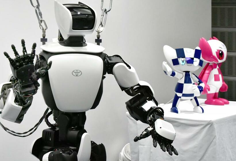 トヨタ自動車が発表したヒューマノイドロボット「Ｔ－ＨＲ３」（手前）　（ｃ）朝日新聞社