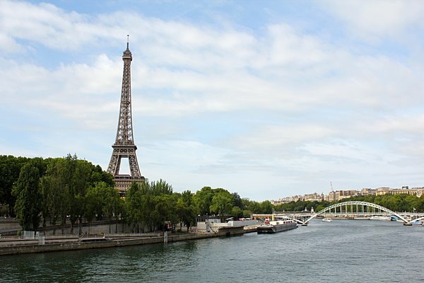 水の都、芸術の都などパリの呼び名はいろいろあるけれど…。写真はセーヌ川とエッフェル塔