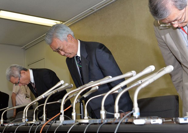 「お客様に迷惑をかけないよう全力を尽くす」と謝罪する日本年金機構の水島藤一郎理事長ら　（ｃ）朝日新聞社　＠＠写禁