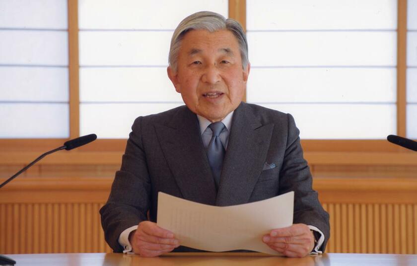 ２０１１年３月１６日、上皇陛下は５日前に発生した東日本大震災を受け、国民に向けビデオメッセージで語りかけた（写真：宮内庁提供）