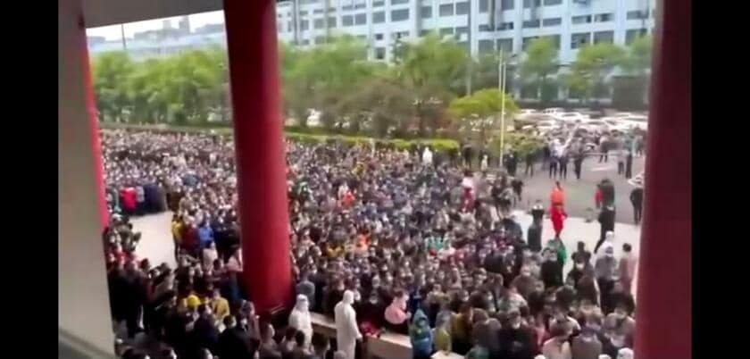 4月14日に上海市浦東新区の張江鎮にあるマンションで行政や警察の対応に住民たちが抗議している様子（画像は上海在住の中国人Aさんより提供の動画をスクリーンショット）