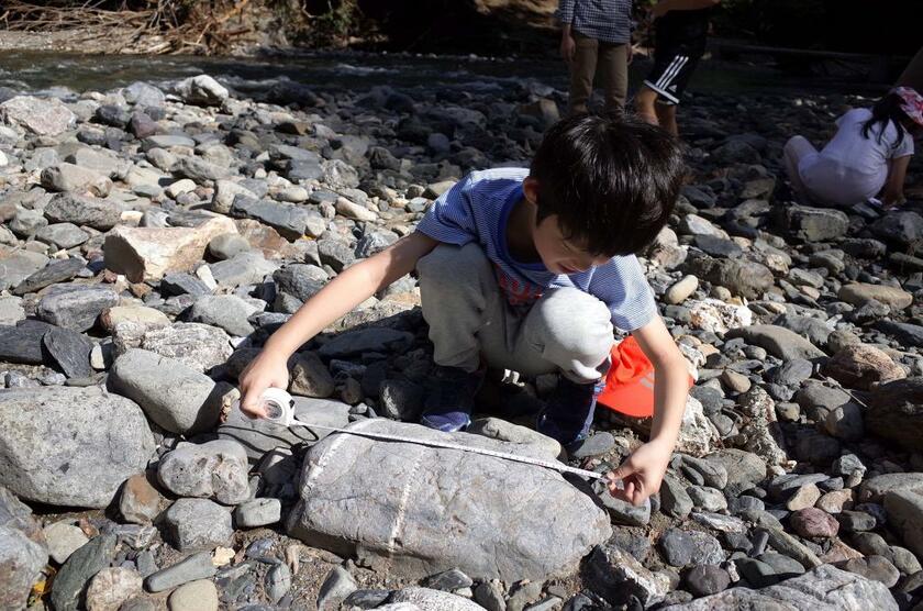 授業では、まずはじめに子どもたちが石について知っていることや思いつくことを確認する（写真／筆者提供）
