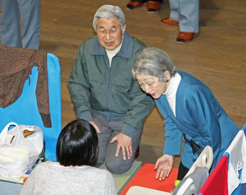 2013年3月30日。東日本大震災で避難した人々が身を寄せる東京武道館（足立区）を訪れ、被災者に声をかける天皇、皇后両陛下（当時）
当時の石原慎太郎都知事が案内役を務めた。
