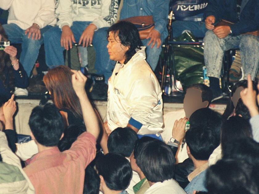 FMWの入場シーン。カリスマ的な人気の大仁田厚（1992年撮影）（C）朝日新聞社