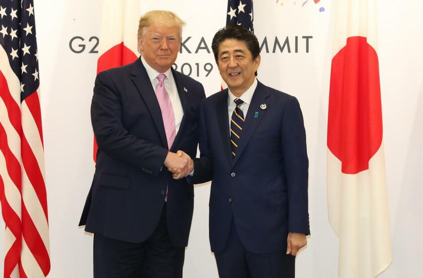 ６月に開かれたＧ２０サミットでの日米首脳会談。笑顔で握手し、親密な関係をアピールした／６月２８日、大阪市で　（ｃ）朝日新聞社
<br />