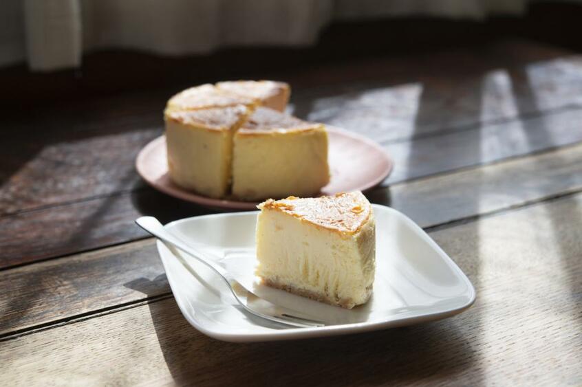 sio/チーズケーキ/1ホール5940円。なめらかなクリームチーズと生クリームの味わいが混ざり合った生地に、塩とオリーブオイルが好相性。高品質冷凍食品を扱う「冷凍良食」で購入できる(撮影/写真映像部・高野楓菜)