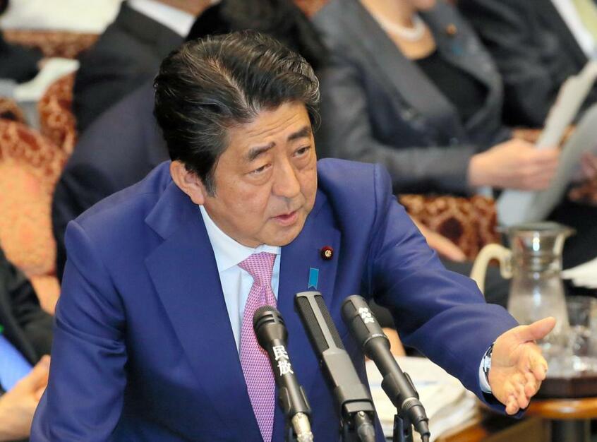 2017年3月28日の参院決算委で、加計学園問題について弁する安倍元首相