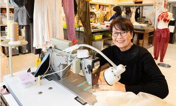 舞台衣裳製作歴半世紀以上のベテランが話す、無理難題さえも楽しむことができる理由とは