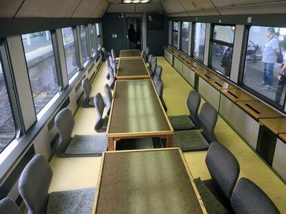 畳敷きの掘りごたつ席が並ぶ「華」の車内(撮影/中井大和)