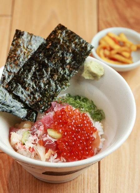 ランチの「海鮮丼」(1080円)は、甘みとうまみを備えたコシヒカリの金芽米を使用。新鮮なマグロをベースに貝やカニをのせ、刻み大葉やネギの薬味を添える。食べ終わったら、金芽米もしくは、ふっくらと食べやすい金芽ロウカット玄米のいずれかのご飯が無料でおかわりできる。ゴマ和えの鯛の刺し身をのせ、鯛のアラを使った濃厚なだしをかけて味わう鯛茶漬けは満足の味。税込み
<br />【金のダイニング鮪金(つなきん)】/東京都中央区銀座5-10-13 東洋ライスビル1F(営)11:30~14:00L.O. 17:00~22:00L.O.(休)不定 (撮影/写真部・加藤夏子)
