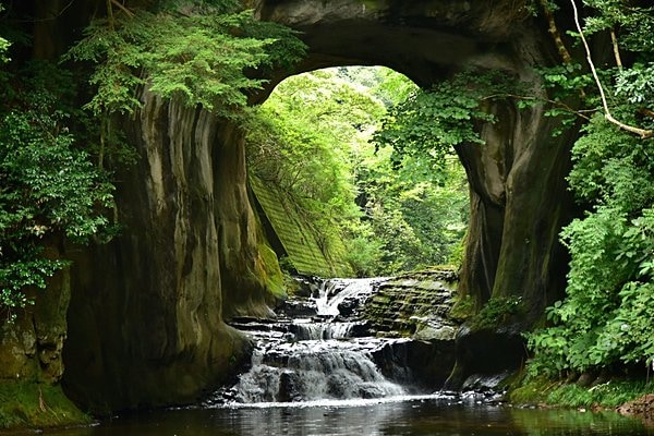 春夏秋冬・24時間ごとに異なる表情で、訪れる人を魅了する「濃溝の滝」（千葉県君津市）