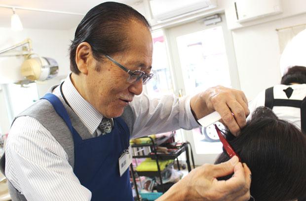 福祉理美容に取り組む藤田巌氏 (c)朝日新聞社
