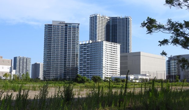 江東区豊洲の大人気タワーマンション「スカイズタワー＆ガーデン」の外観（右奥）