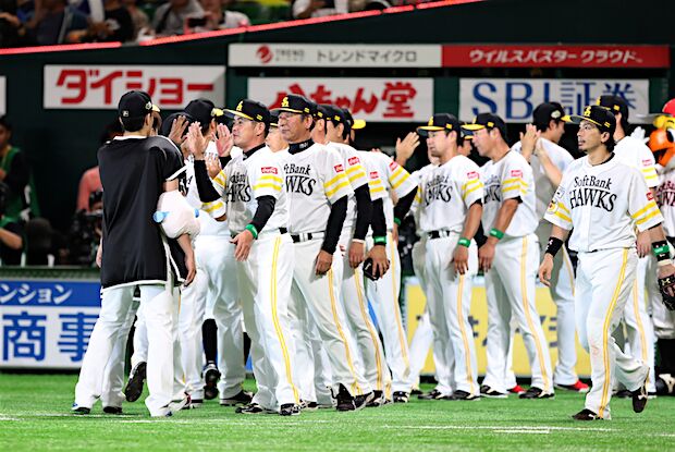 試合後、ベンチ前でハイタッチをする工藤監督らソフトバンクの選手たち　（ｃ）朝日新聞社