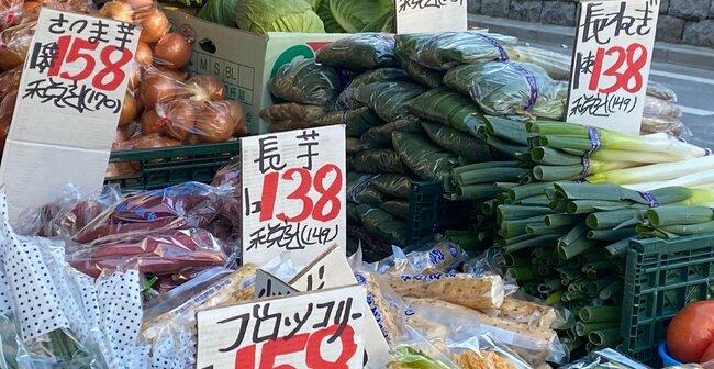 慣れない日本語で書かれた値札。都内でもあちこちにアジア系の野菜売り場ができた　Photo by Konatsu Himeda