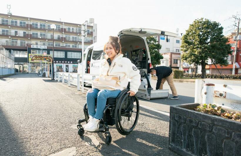 講演やイベントなど仕事の依頼があれば全国どこにでも一人で向かう。この日も前夜に山形から来て、埼玉や都内で仕事をこなし、夕方に福岡へ。ただ、車いすに長時間座ると体の負担も大きく痛みが出る（撮影／植田真紗美）