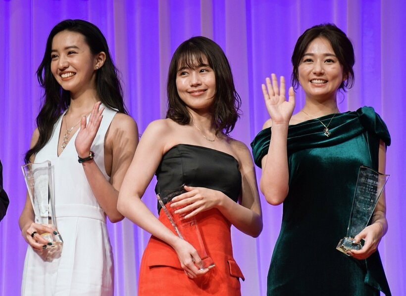 第31回 日本ジュエリーベストドレッサー賞の授賞式（2020年）。左からkoki、有村架純、木村文乃（写真：Keizo Mori/アフロ）