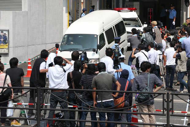 送検のため、佐世保署を出る少女Ａを乗せたワゴン車　（c）朝日新聞社　＠＠写禁